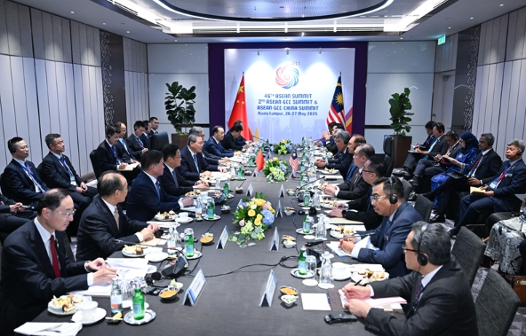 李强会见马来西亚总理安瓦尔 李强会见马来西亚总理安瓦尔